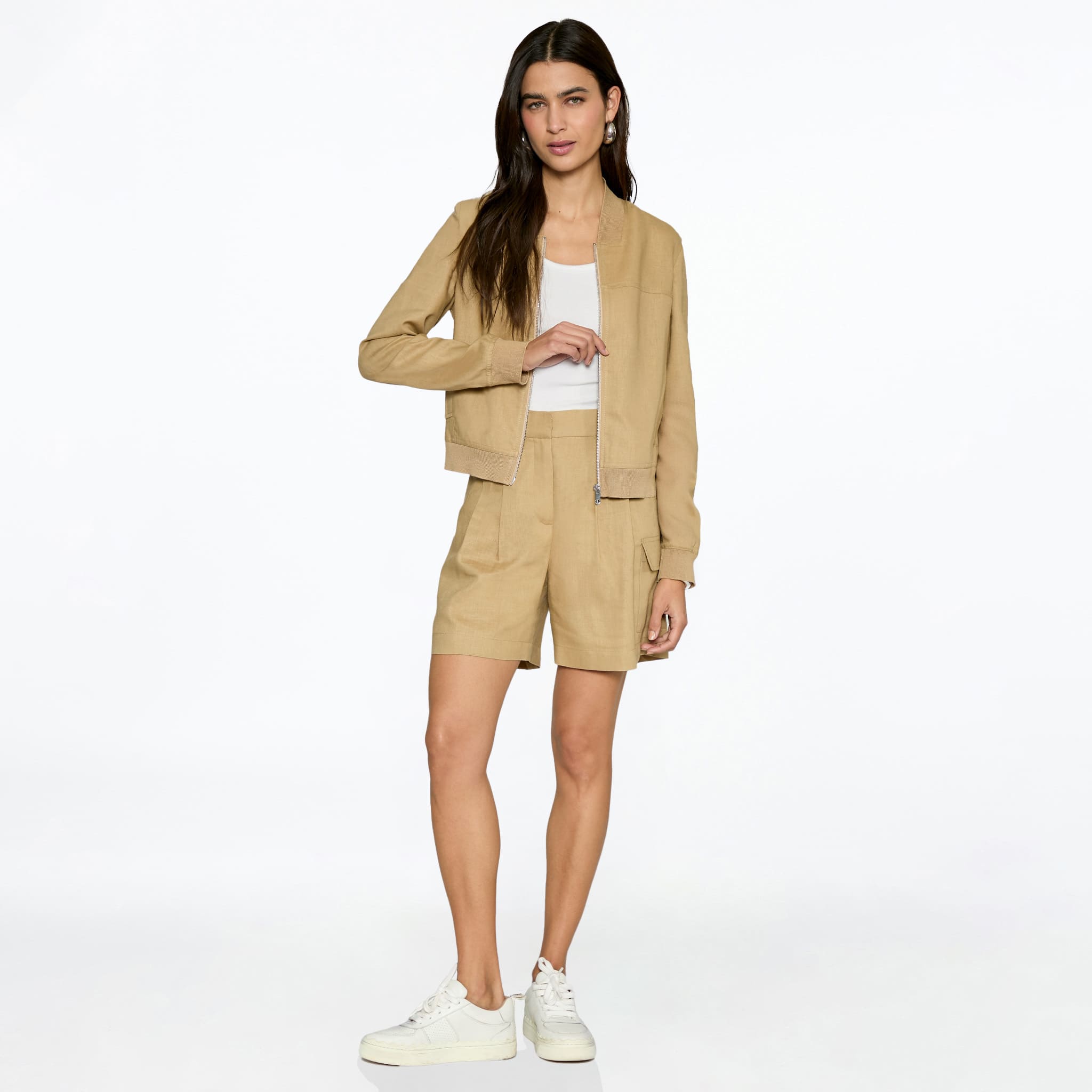 Short beige y bolsas parche