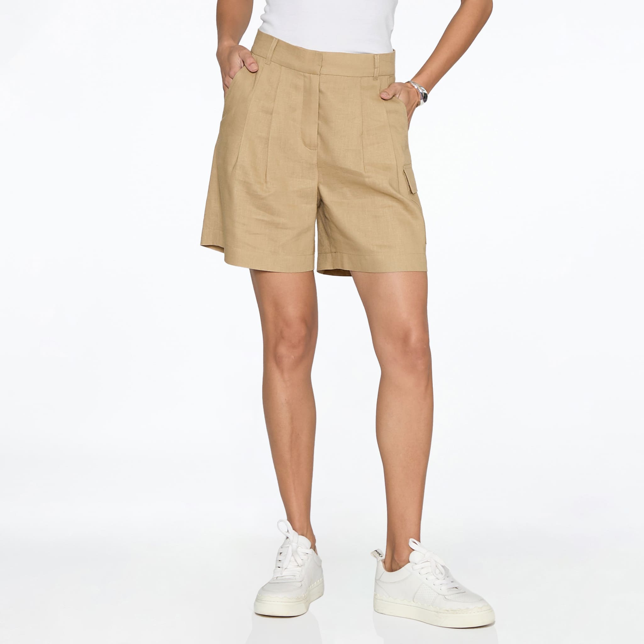 Short beige y bolsas parche