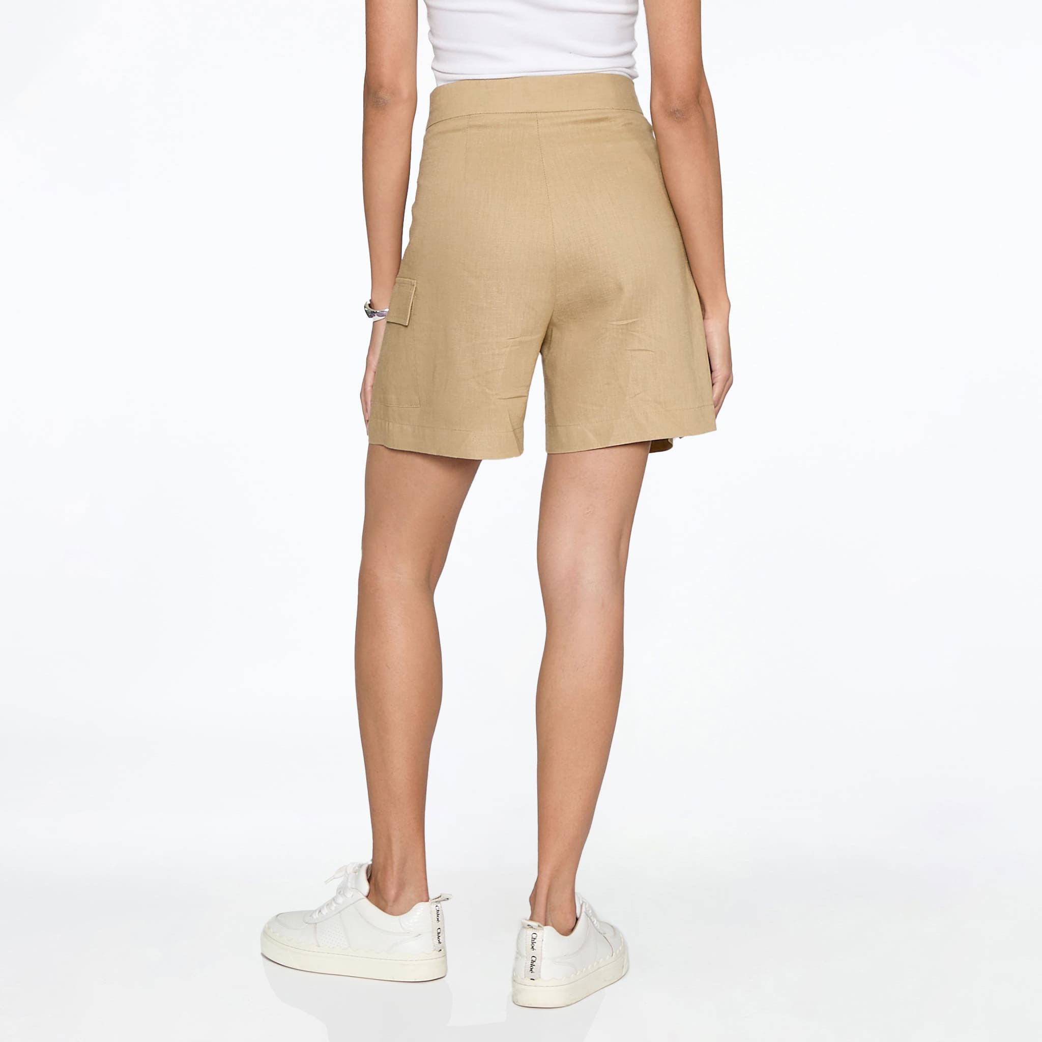 Short beige y bolsas parche