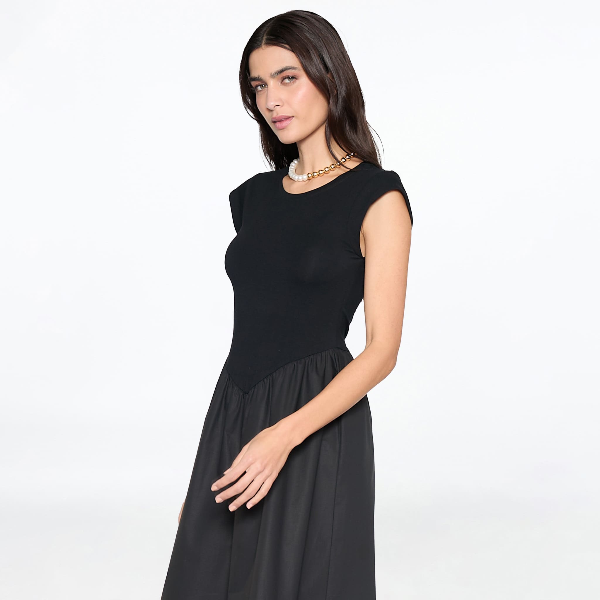 Vestido Negro Falda Plisada