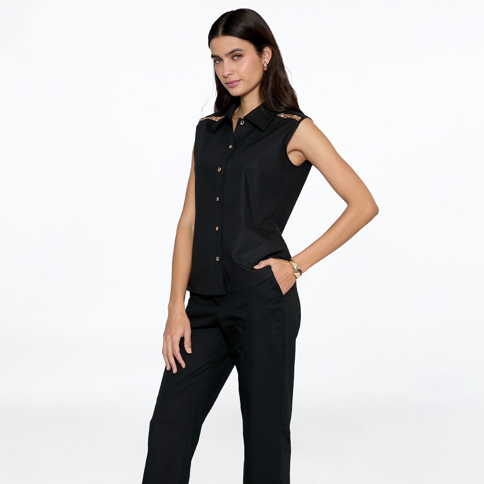 Blusa Negra Detalle de Cadena