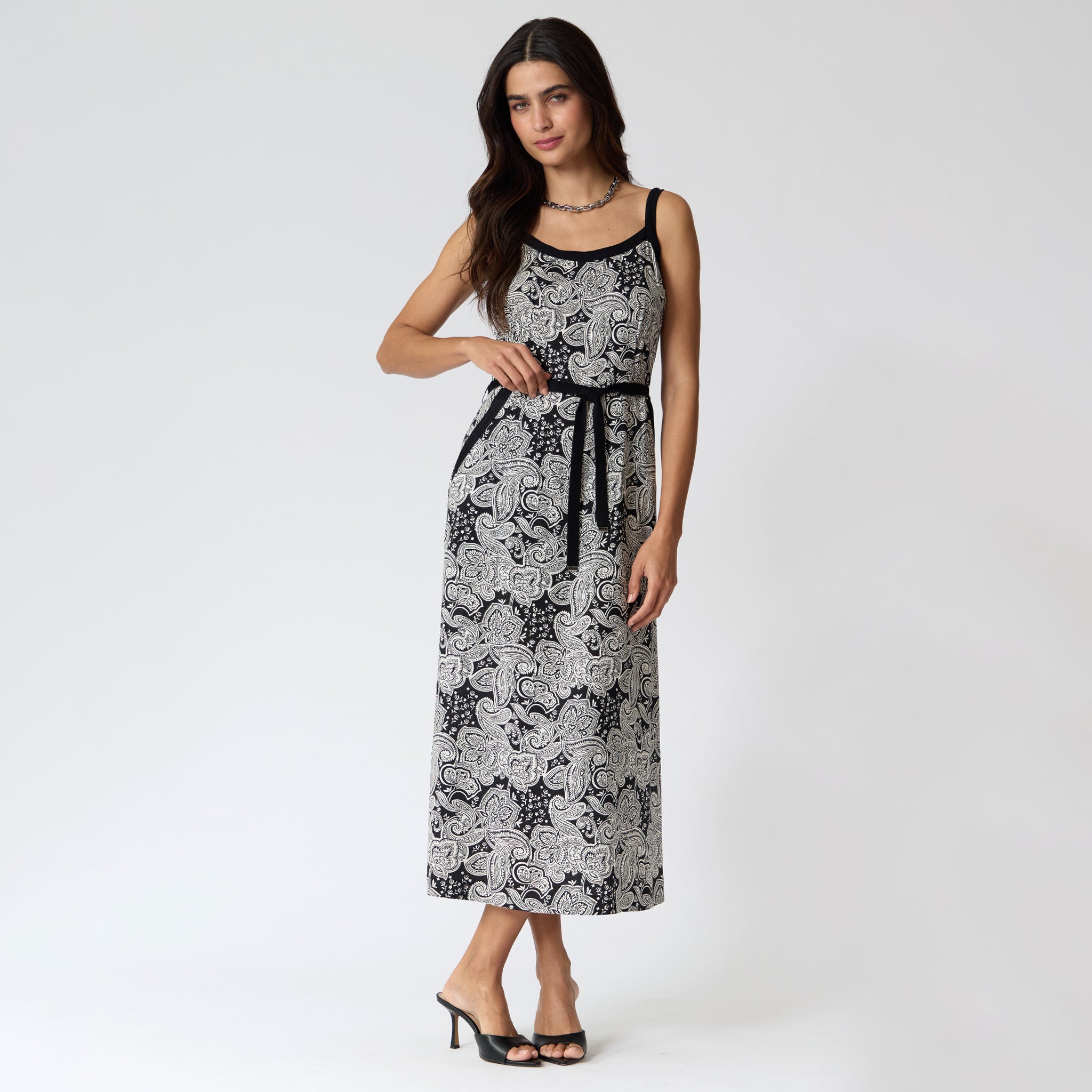 Vestido Negro con Bolsas