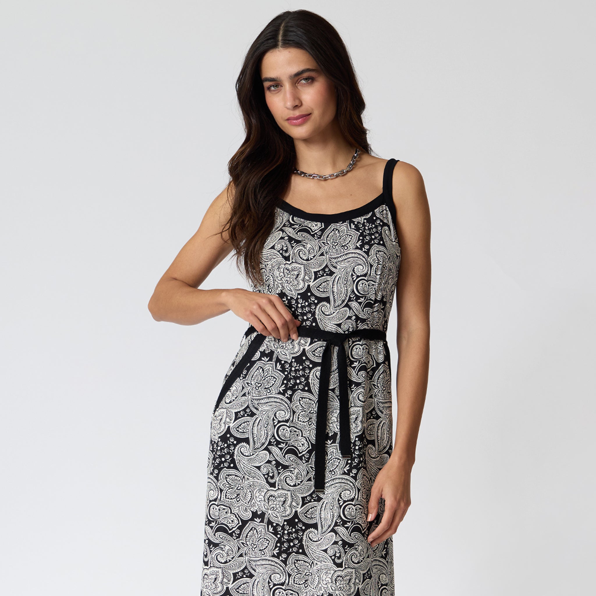 Vestido Negro con Bolsas