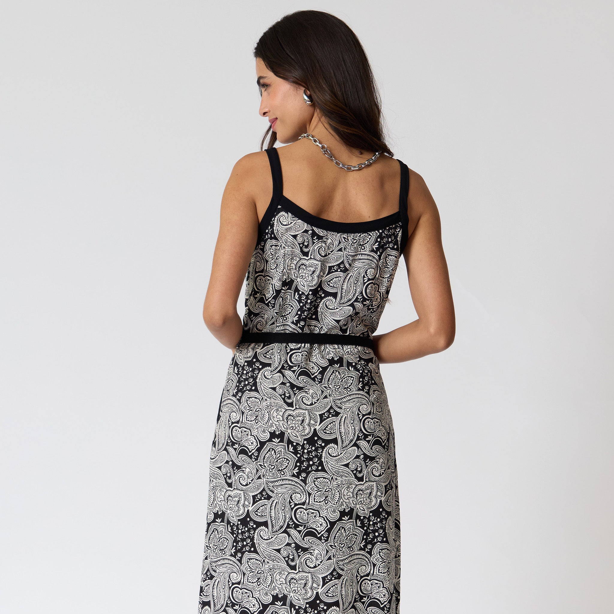 Vestido Negro con Bolsas