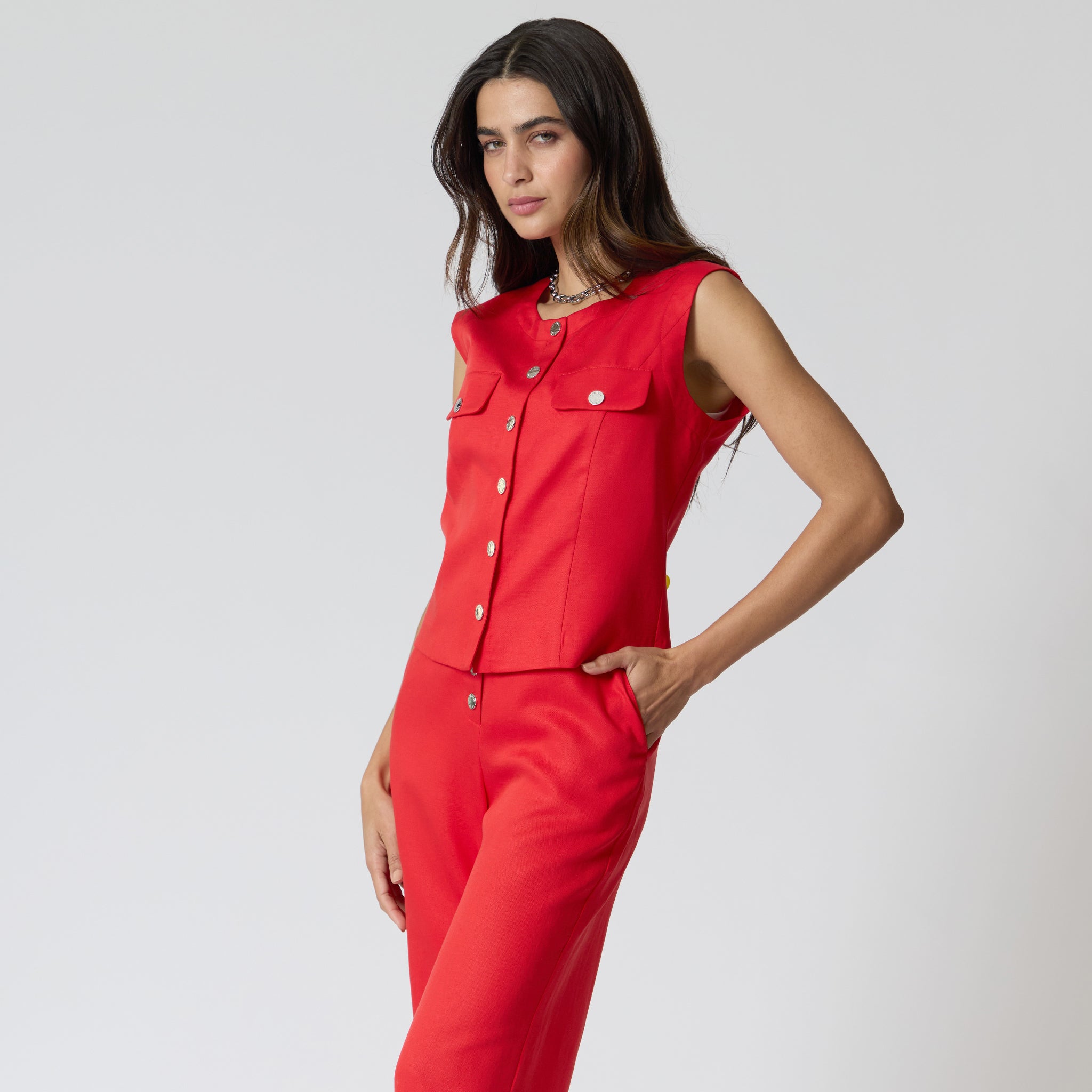 Blusa Roja con Broches