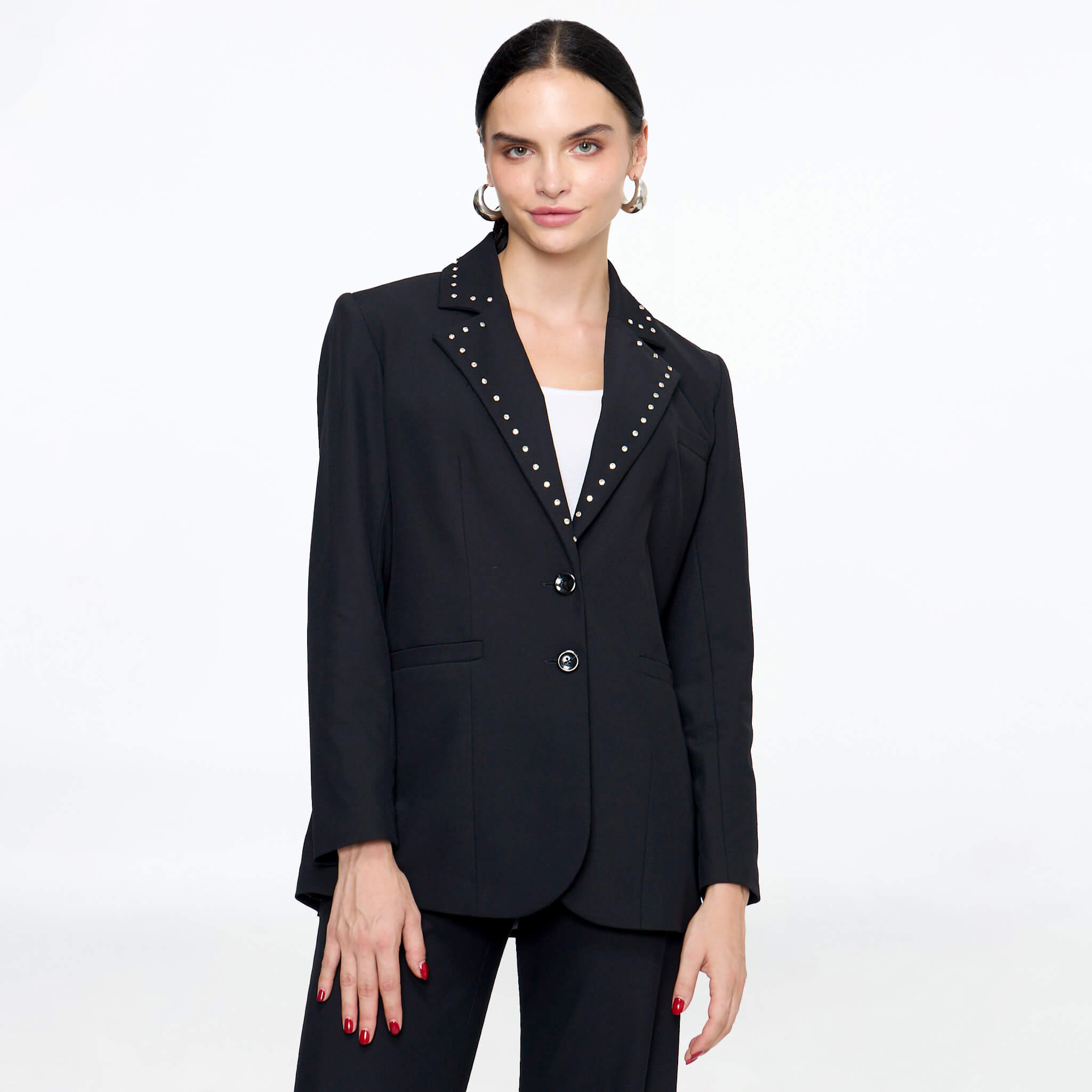 Saco negro con brillante en cuello