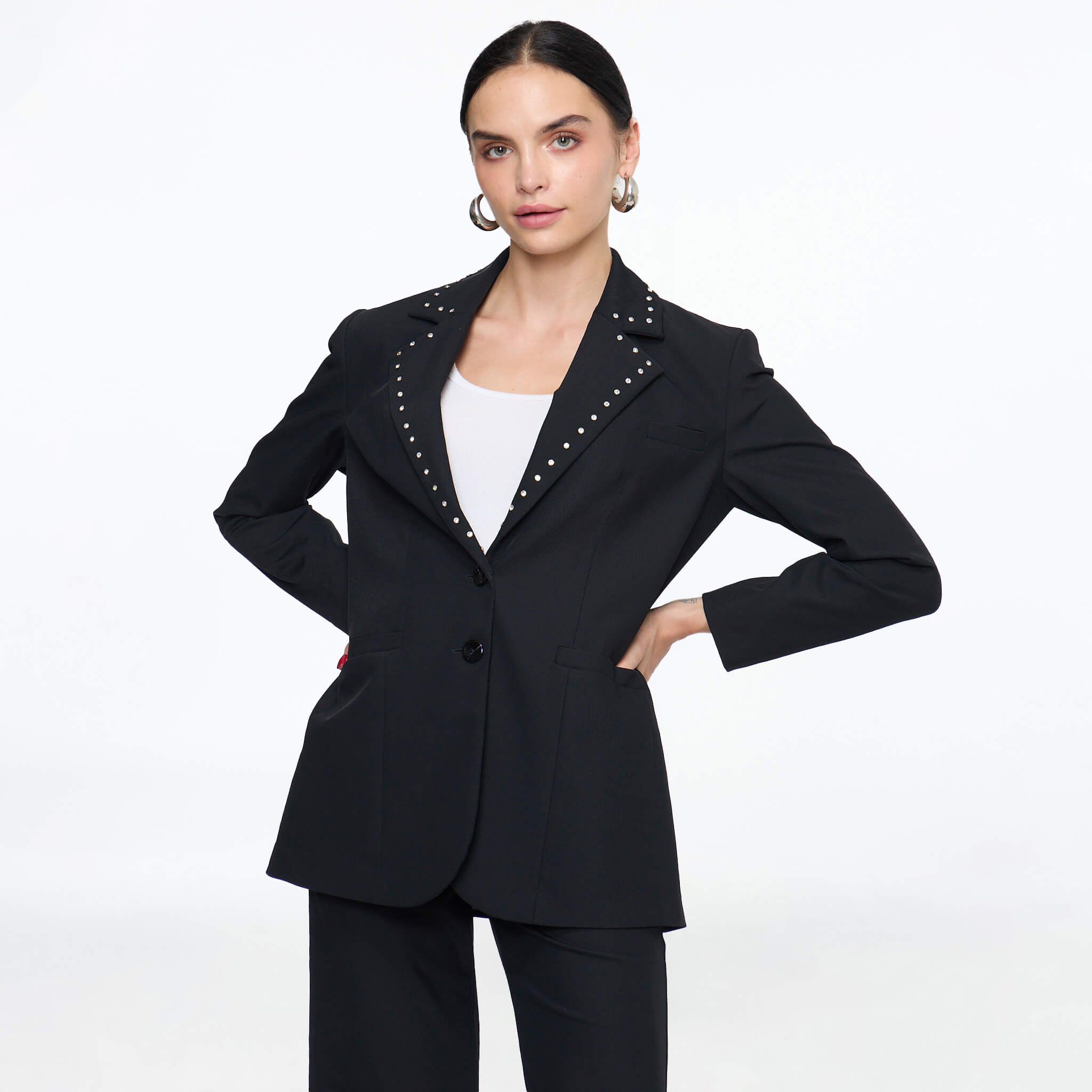 Saco negro con brillante en cuello