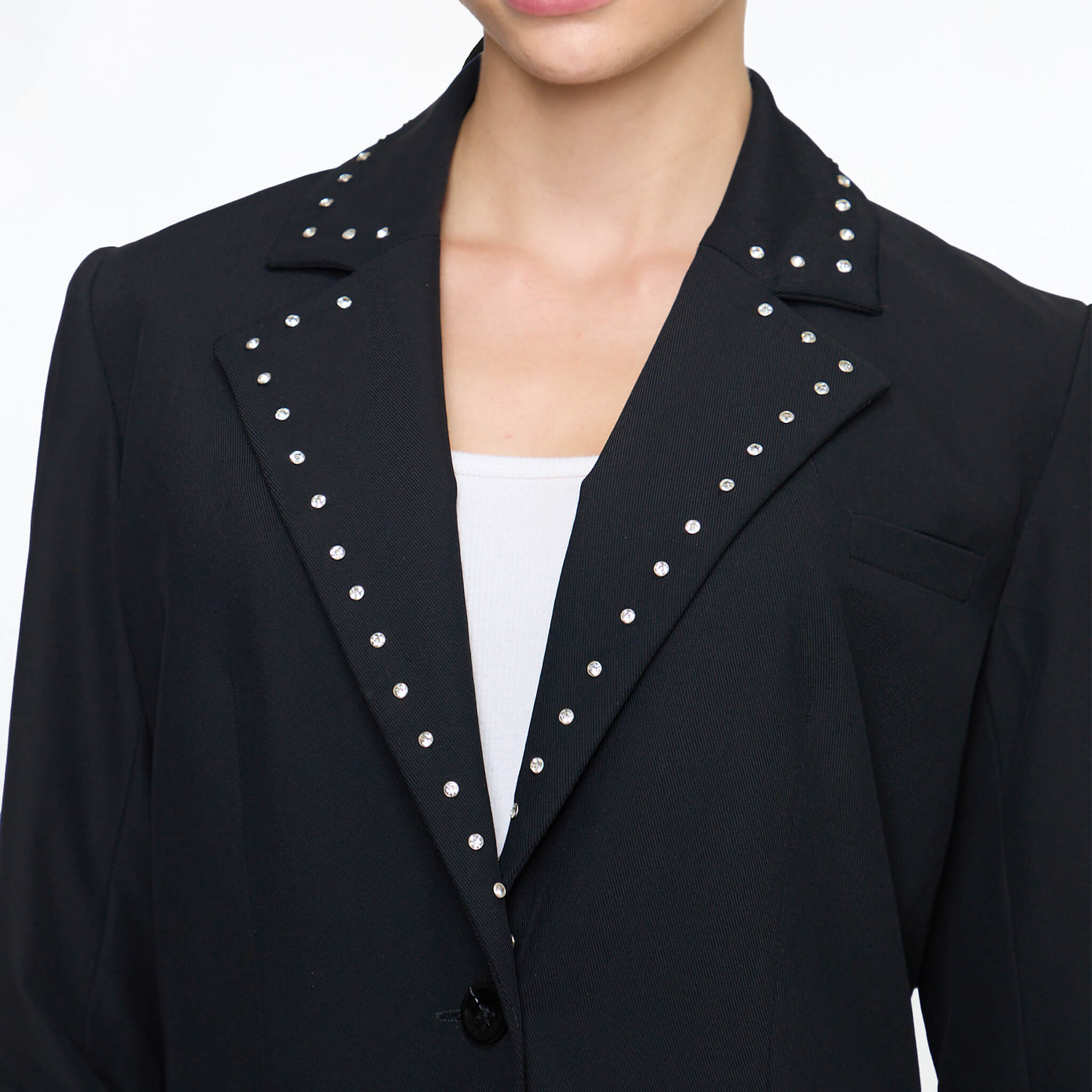 Saco negro con brillante en cuello