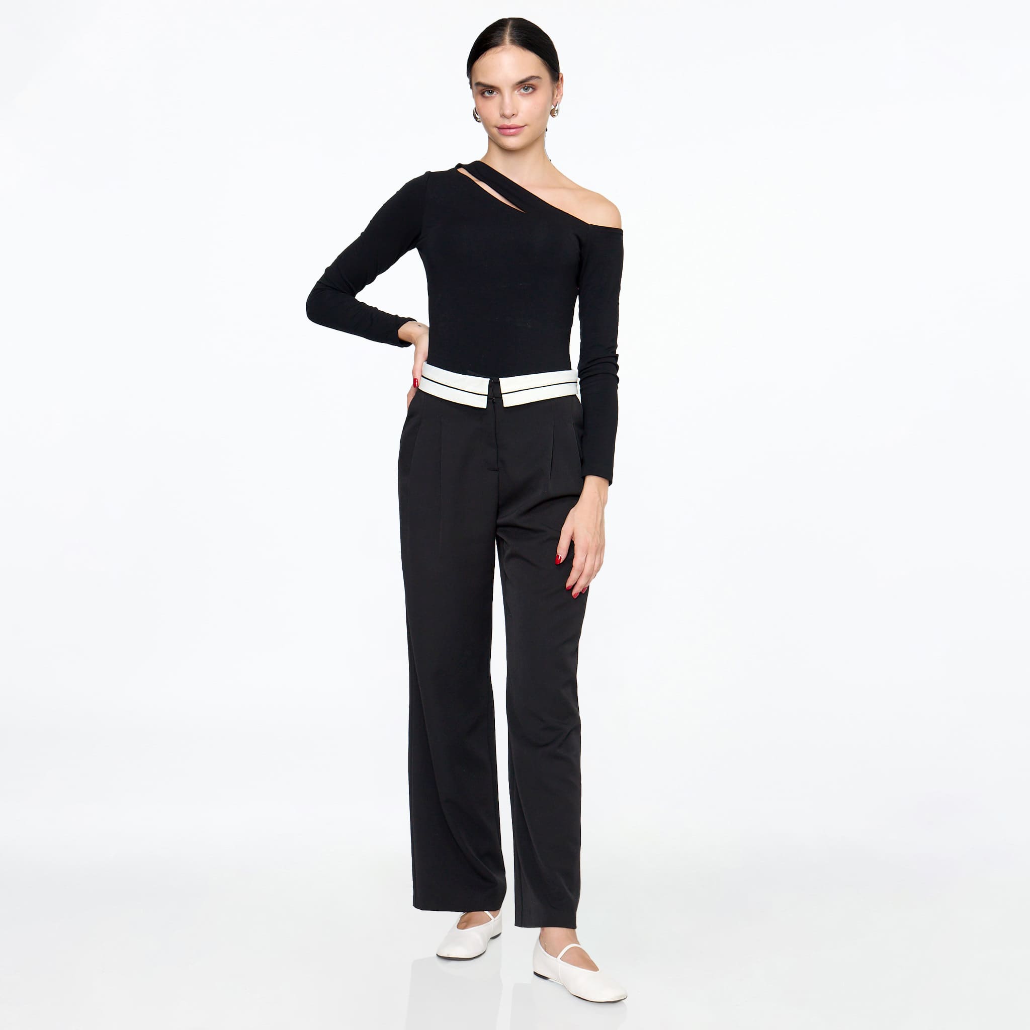 Pantalón negro con aplicación en pretina