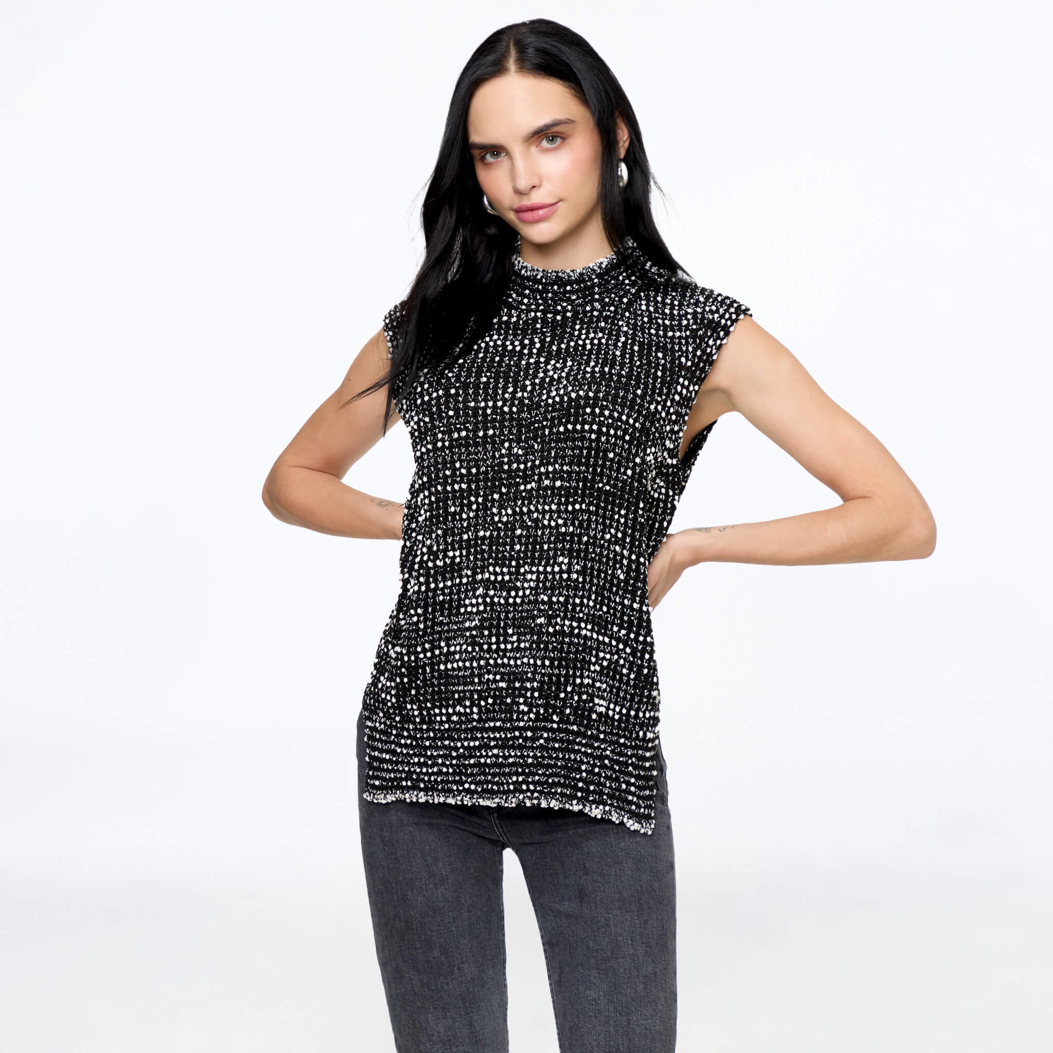 Blusa negra tejida con brillo