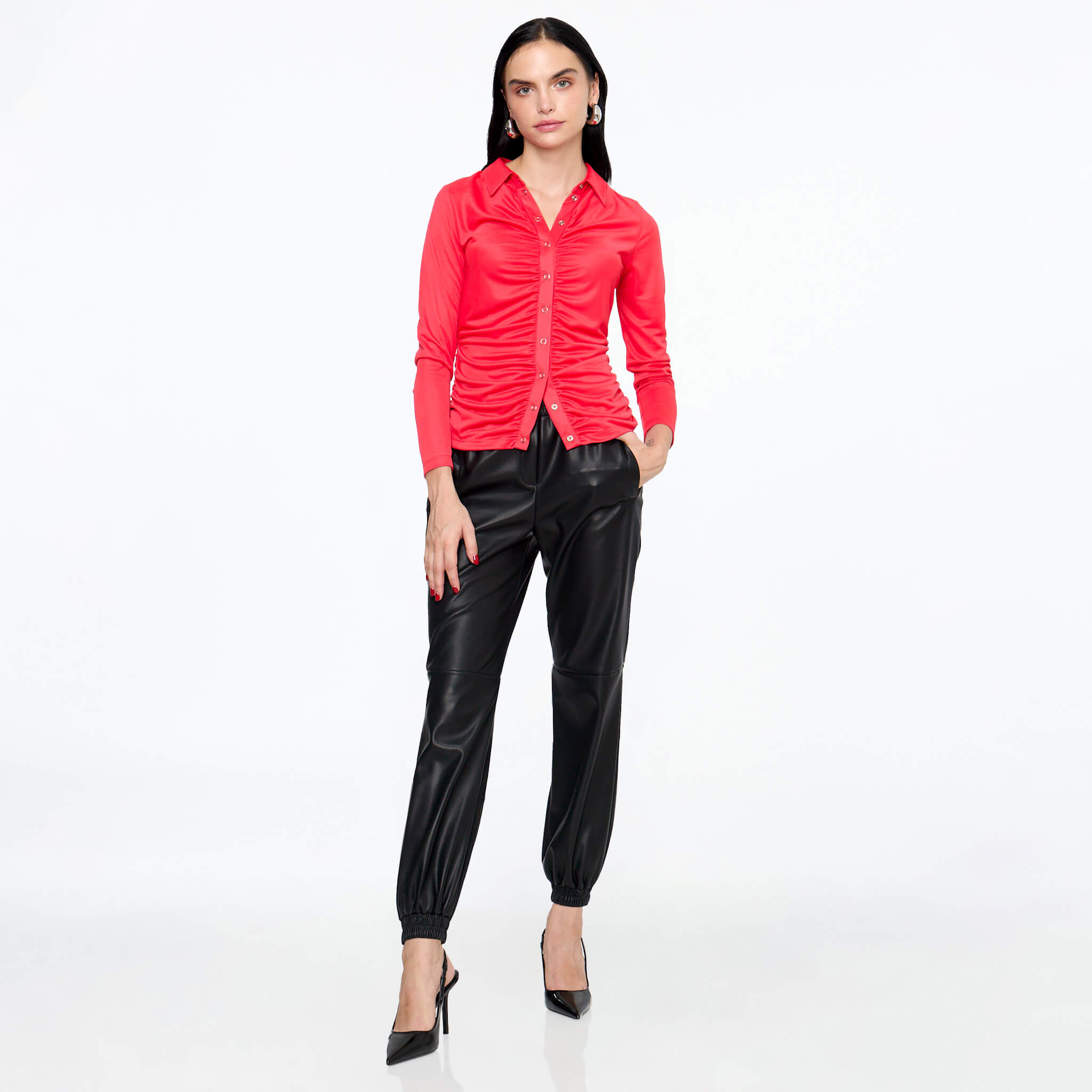 Blusa roja con pliegues en talle