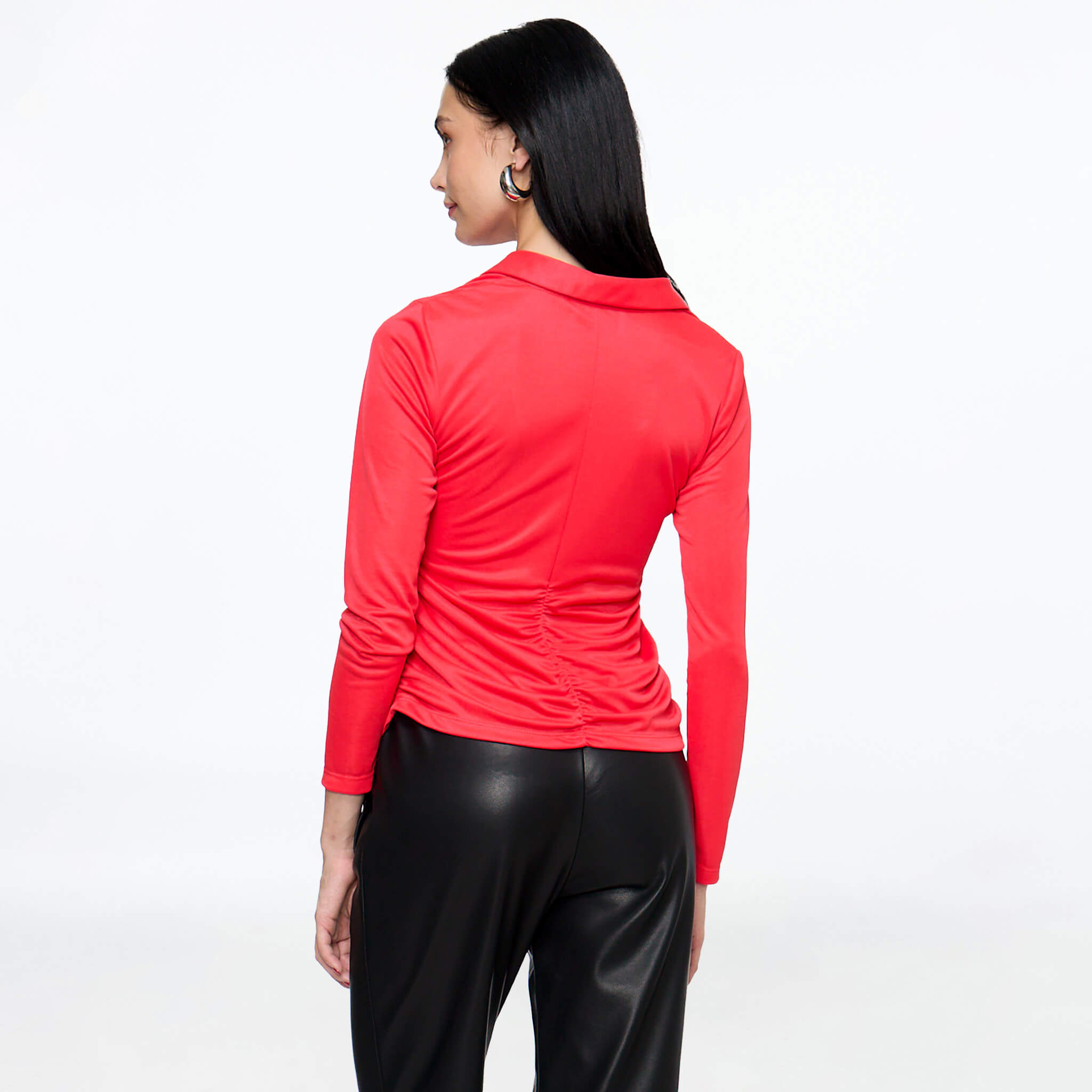 Blusa roja con pliegues en talle