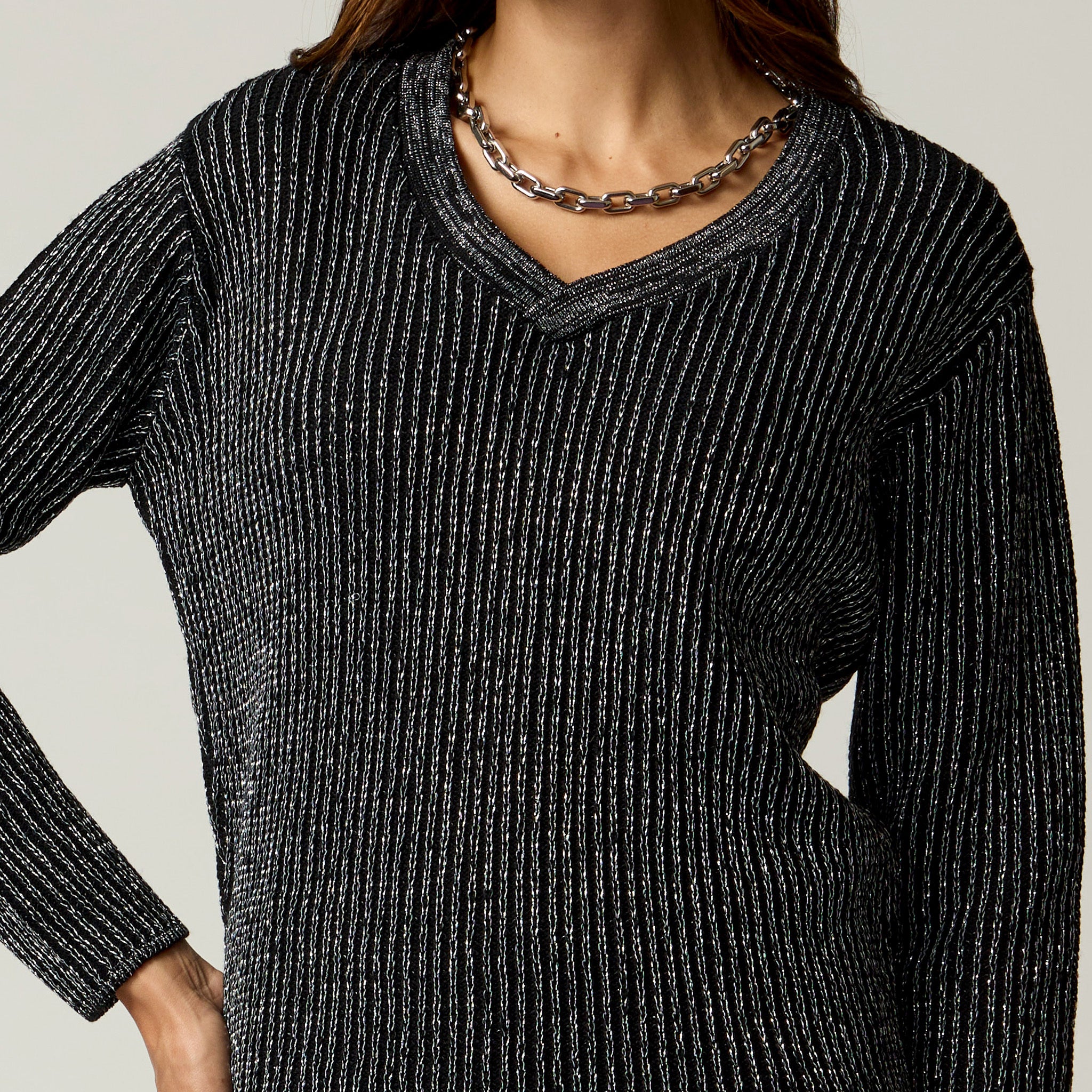Suéter Negro Lurex Cuello V