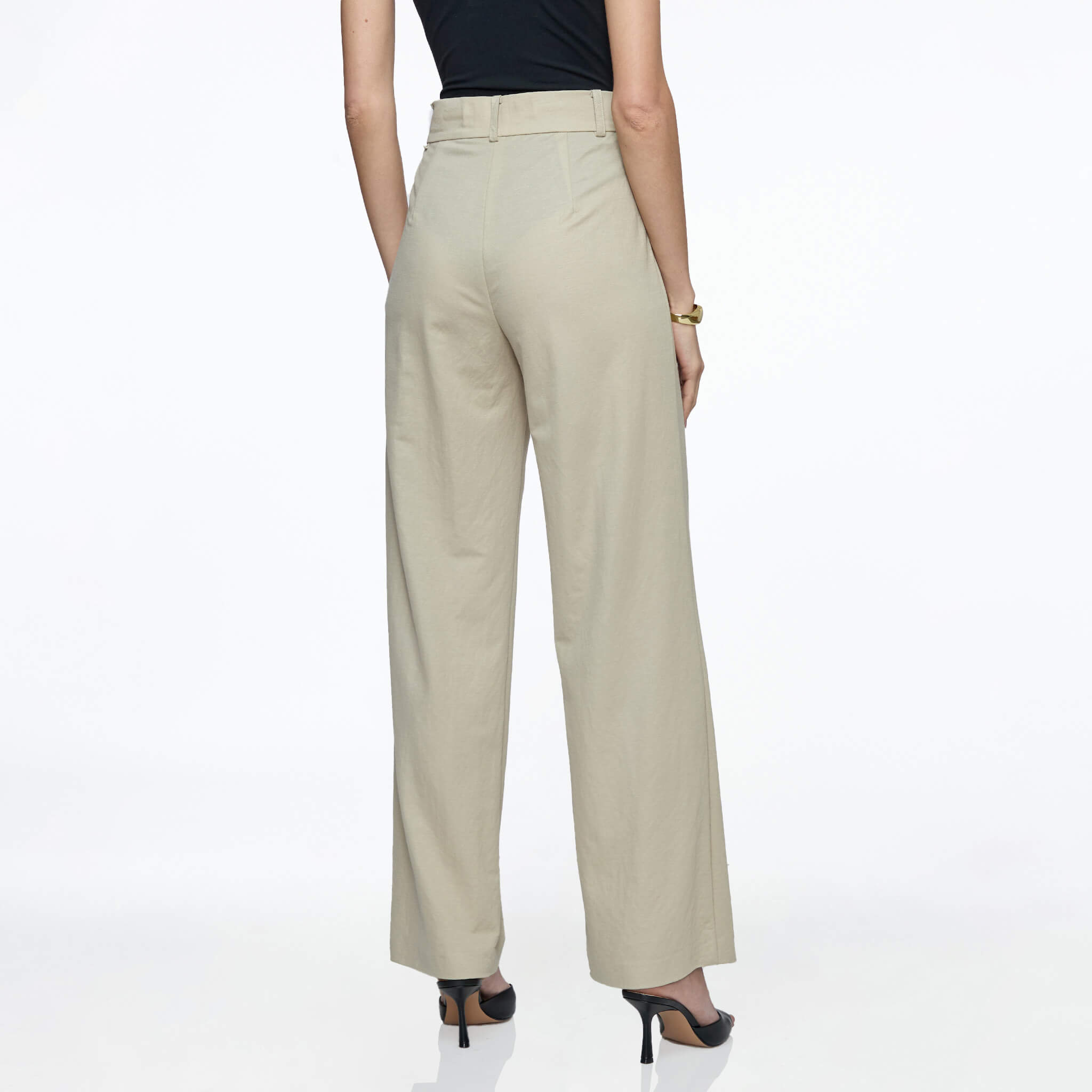 Pantalón beige con pinzas