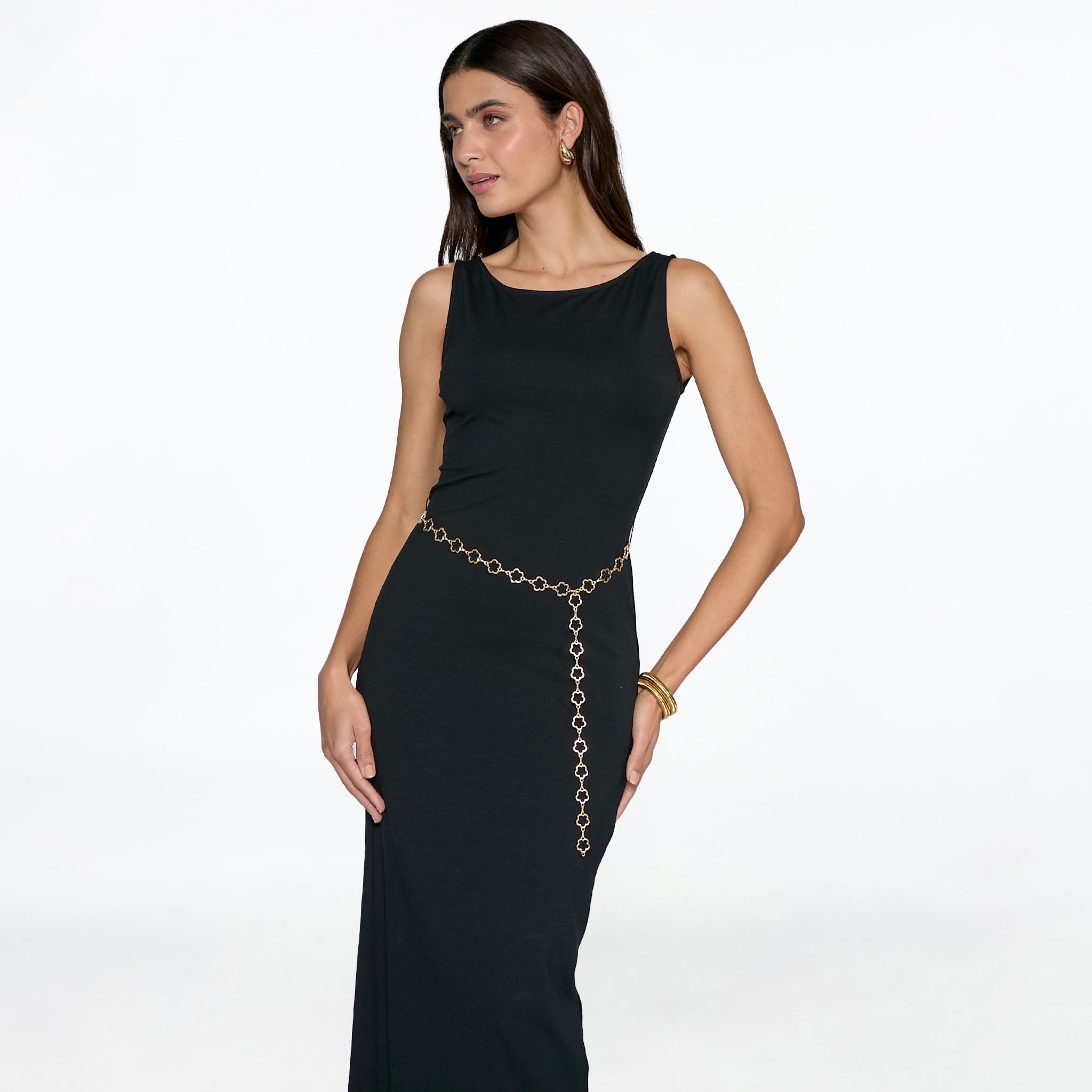 Vestido negro con cadena