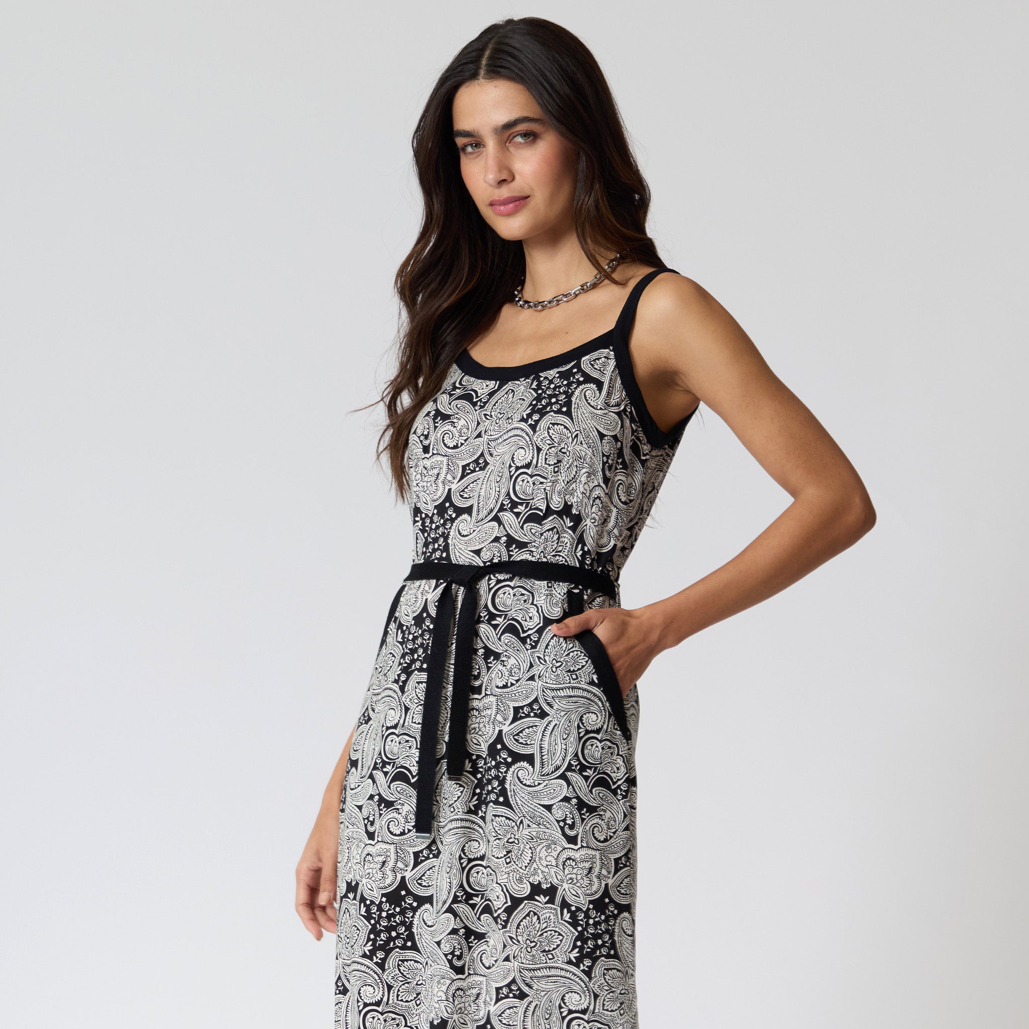 Vestido Negro con Bolsas