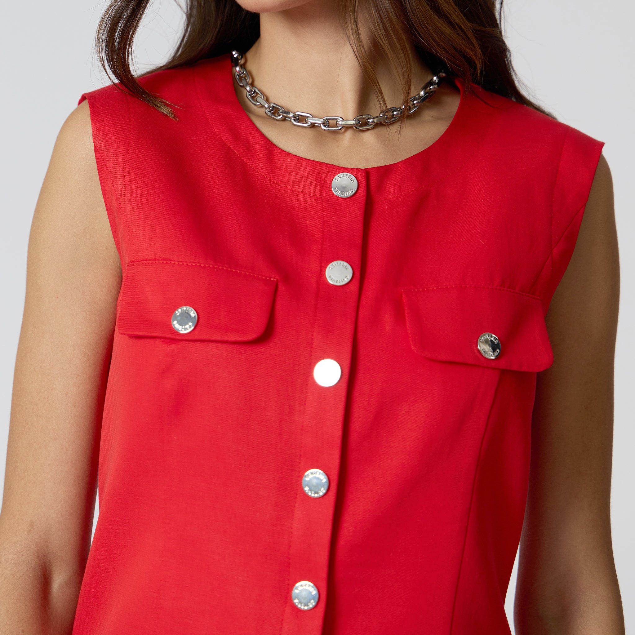 Blusa Roja con Broches