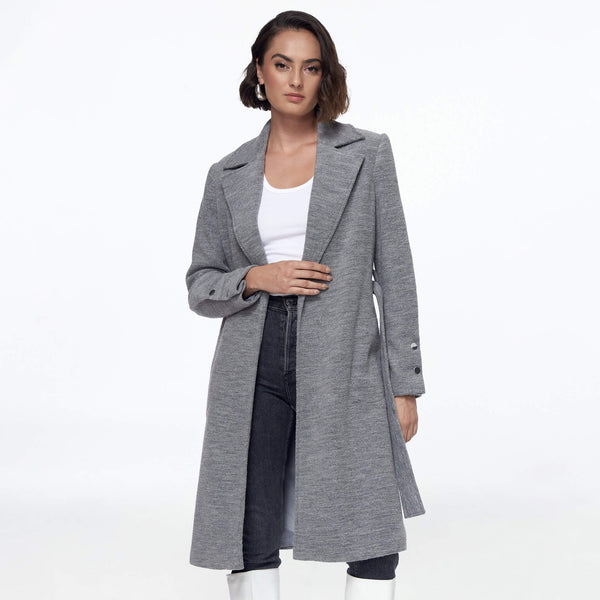 Abrigo gris con amarre